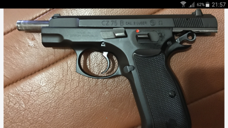 Hola amigos! ya que se muestran tantas armas buenas creo que a los propietarios de una cz 75 se nos tendría 20