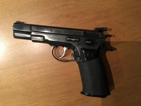 Hola amigos! ya que se muestran tantas armas buenas creo que a los propietarios de una cz 75 se nos tendría 30