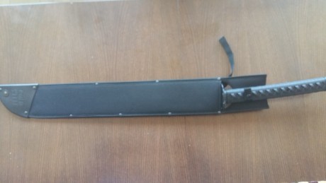 Cambio movil iphone 5 C color rosa es libre 16 gb y una katana de cold steel acero carbono 1055 muy afilada 12