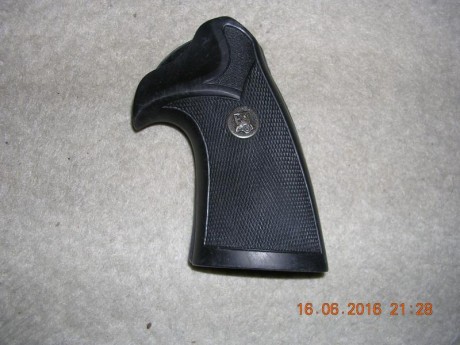 Hola

Compro cacha Pachmayr de Goma,  NO DE MADERA , para pistola Smith & Wesson modelo 39.

Saludos. 132