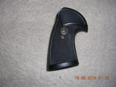 Hola

Compro cacha Pachmayr de Goma,  NO DE MADERA , para pistola Smith & Wesson modelo 39.

Saludos. 131