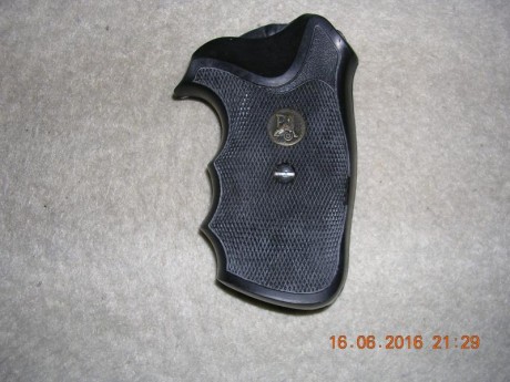 Hola

Compro cacha Pachmayr de Goma,  NO DE MADERA , para pistola Smith & Wesson modelo 39.

Saludos. 130