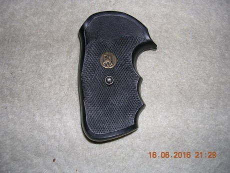 Hola

Compro cacha Pachmayr de Goma,  NO DE MADERA , para pistola Smith & Wesson modelo 39.

Saludos. 142