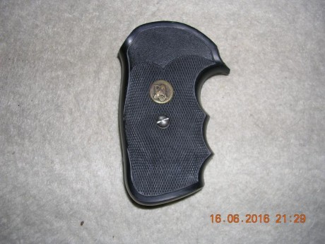 Hola

Compro cacha Pachmayr de Goma,  NO DE MADERA , para pistola Smith & Wesson modelo 39.

Saludos. 141