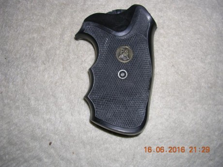 Hola

Compro cacha Pachmayr de Goma,  NO DE MADERA , para pistola Smith & Wesson modelo 39.

Saludos. 140