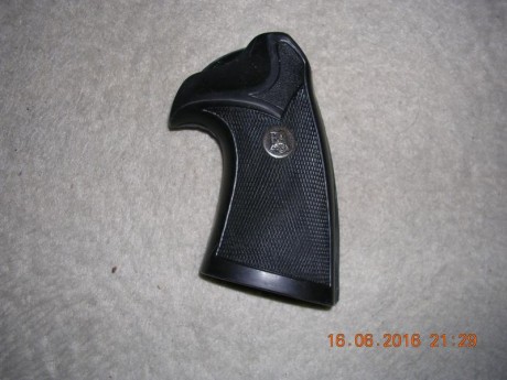Hola

Compro cacha Pachmayr de Goma,  NO DE MADERA , para pistola Smith & Wesson modelo 39.

Saludos. 151