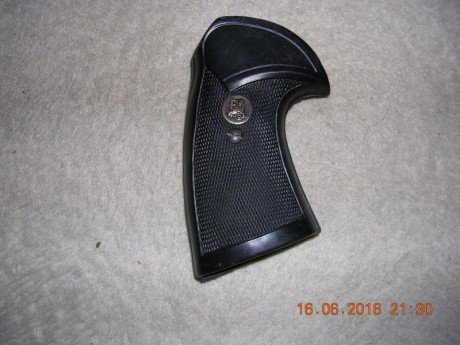 Hola

Compro cacha Pachmayr de Goma,  NO DE MADERA , para pistola Smith & Wesson modelo 39.

Saludos. 150