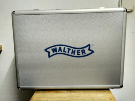 Maletin  de aluminio con espumas. 60 euros. Mas gastos 02