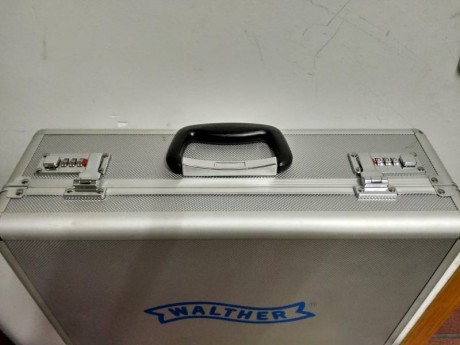 Maletin  de aluminio con espumas. 60 euros. Mas gastos 01