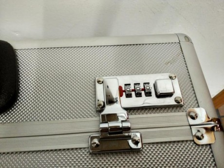 Maletin  de aluminio con espumas. 60 euros. Mas gastos 00