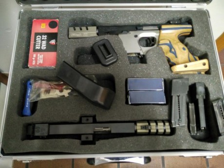 Maletin  de aluminio con espumas. 60 euros. Mas gastos 12