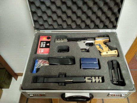 Maletin  de aluminio con espumas. 60 euros. Mas gastos 10