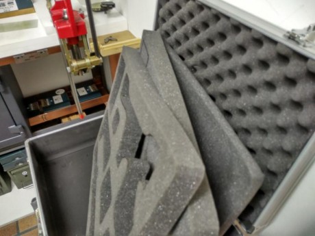 Maletin  de aluminio con espumas. 60 euros. Mas gastos 20