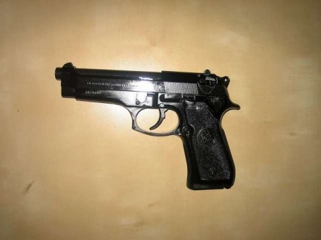 Pues eso Beretta 92fs 9 mm con carro 22 lr. Estado IMPECABLE. 450euros. 01