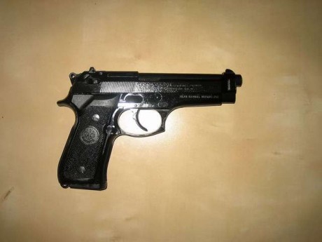 Pues eso Beretta 92fs 9 mm con carro 22 lr. Estado IMPECABLE. 450euros. 00
