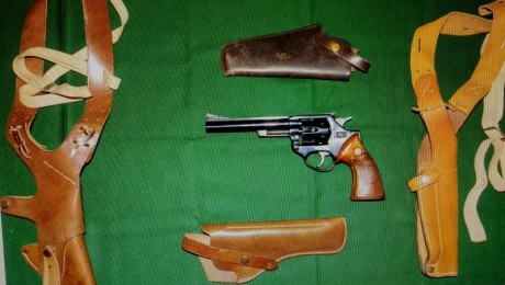 Se vende juego de fundas para revólveres de seis pulgadas.
Sobaquera Americana de fleje 75 euros y se 02