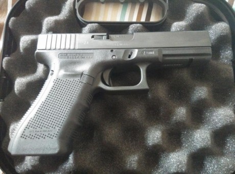 Vendo Glock 17 Gen 4 con 3 cargadores, utensilio de limpieza, juego de cachas, botador Glock, kit Zev 31