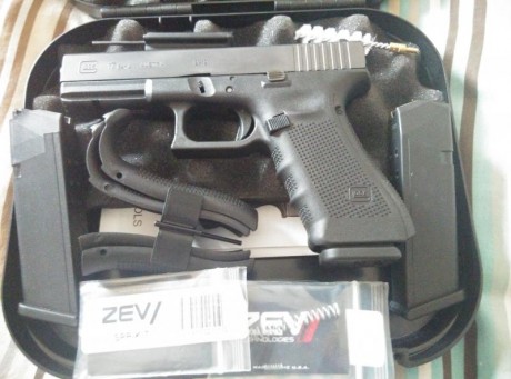Vendo Glock 17 Gen 4 con 3 cargadores, utensilio de limpieza, juego de cachas, botador Glock, kit Zev 30