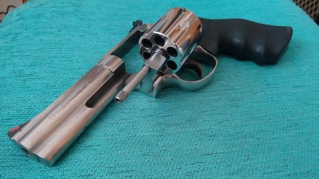 Vendo revolver Smith Wesson, modelo 686 inoxidable, cuatro pulgadas, calibre 357 Magnum o 38 especial, 01