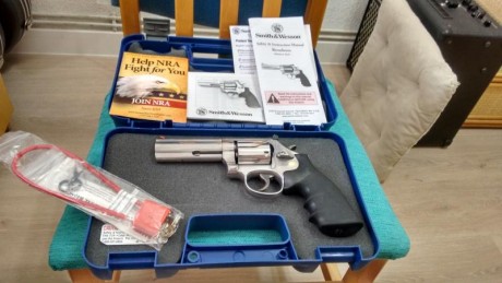 Vendo revolver Smith Wesson, modelo 686 inoxidable, cuatro pulgadas, calibre 357 Magnum o 38 especial, 00