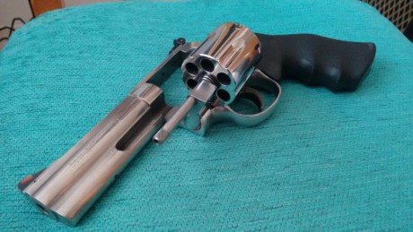 Vendo revolver Smith Wesson, modelo 686 inoxidable, cuatro pulgadas, calibre 357 Magnum o 38 especial, 40