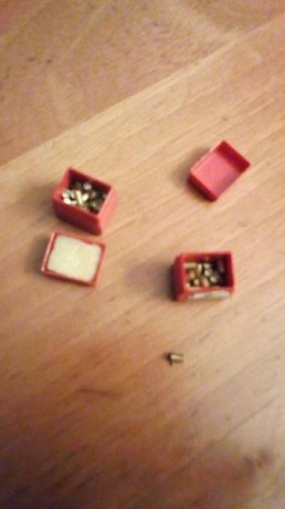 Buenas

Tengo estas dos cajas de cartuchos de fogueo de 2mm lefaucheux (para las pistolas berloque y el 00