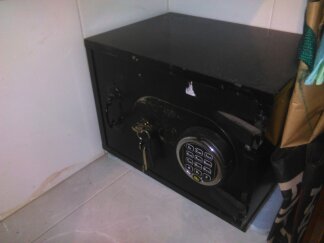 RESERVADOS ¡¡ Por dejar actividad se vende armero grado 3 homologado. con cerradura electronica. 300€ 01
