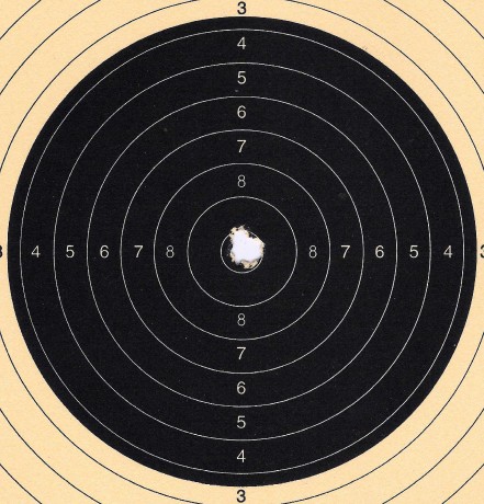 os dejo la foto de la primera diana pequeña que tiro a 50 metros con la zastava 22lr.
ya se que no es 150