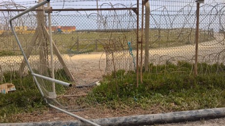 En esta foto se ve el estado actual de una valla fronteriza en una frontera dentro de Europa,, la frontera 00