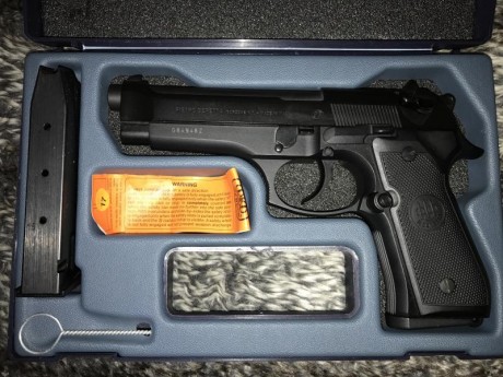 Pues eso Beretta 92fs 9 mm con carro 22 lr. Estado IMPECABLE. 450euros. 62