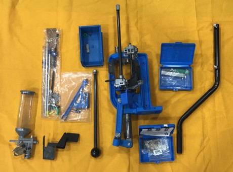 Hola un amigo por dejar la afición se quiere desprender de su máquina de recarga, es una dillon 650 con 00