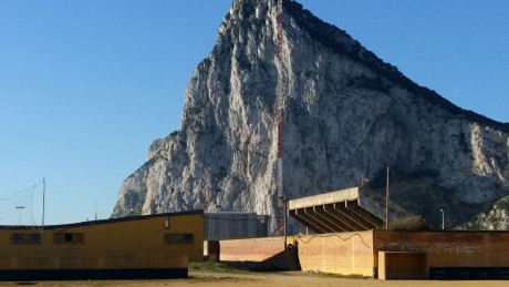 En esta foto se ve el estado actual de una valla fronteriza en una frontera dentro de Europa,, la frontera 120