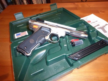 Vendo pistola Ruger .22, MK III.Hunter. completamente nueva, Cachas Crimson Laser. La vendo por dejar 02