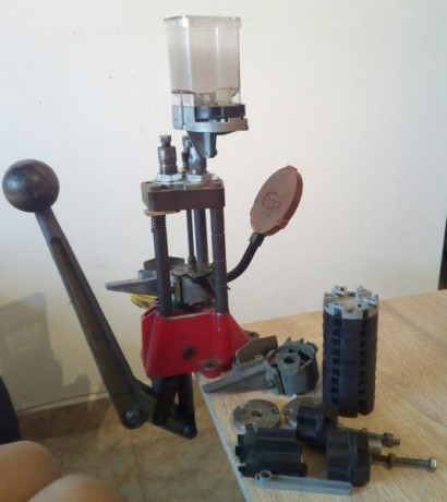 Buenas, vendo todos los accesorios que tengo de recarga. Hay maquina, dies y puntas. Estan tal y como 02