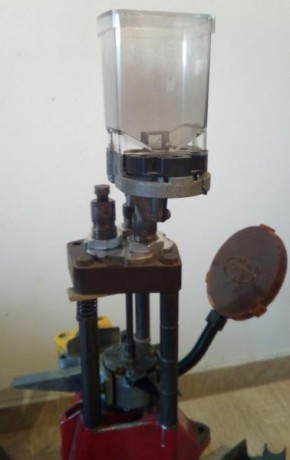 Buenas, vendo todos los accesorios que tengo de recarga. Hay maquina, dies y puntas. Estan tal y como 00