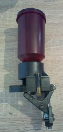 Buenas, vendo todos los accesorios que tengo de recarga. Hay maquina, dies y puntas. Estan tal y como 12