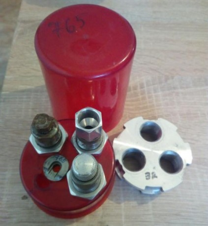 Buenas, vendo todos los accesorios que tengo de recarga. Hay maquina, dies y puntas. Estan tal y como 10