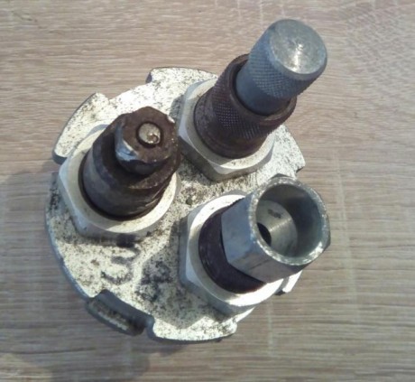 Buenas, vendo todos los accesorios que tengo de recarga. Hay maquina, dies y puntas. Estan tal y como 21