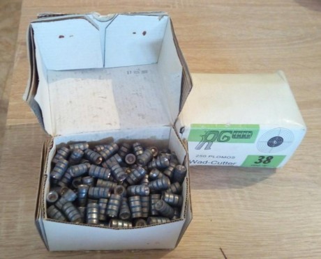 Buenas, vendo todos los accesorios que tengo de recarga. Hay maquina, dies y puntas. Estan tal y como 40