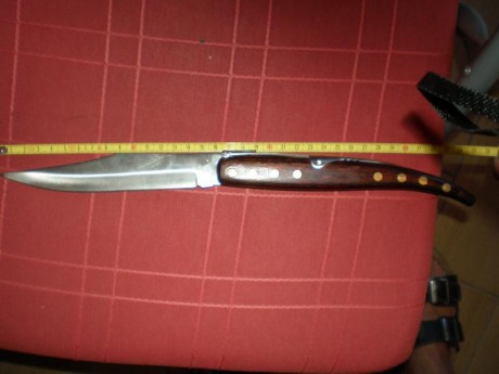 Pues eso vendo navaja j.sanz, no es de muelles, pone inox vanadio
Medidas largo total 35cm, largo hoja 11