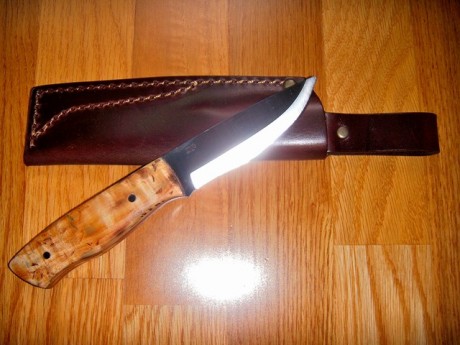 Cuchillo Enzo Trapper 95, en acero D2, completamente nuevo, con cachas en madera de abedul rizado tratado 01
