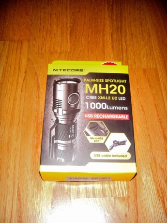 Linterna Nitecore MH20 sin uso, recargable, potencia de 1000 lumens y una intensidad máxima de haz de 01