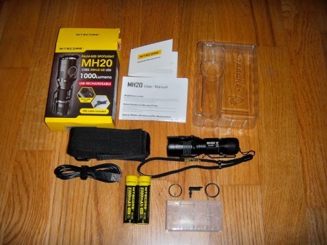 Linterna Nitecore MH20 sin uso, recargable, potencia de 1000 lumens y una intensidad máxima de haz de 00