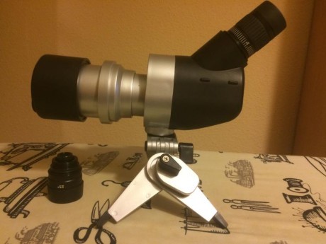 Poco uso, ideal para tiro o campo.
- Zoom 15–45x zoom
- Trípode compacto incluido
- Acople para ventanilla 00