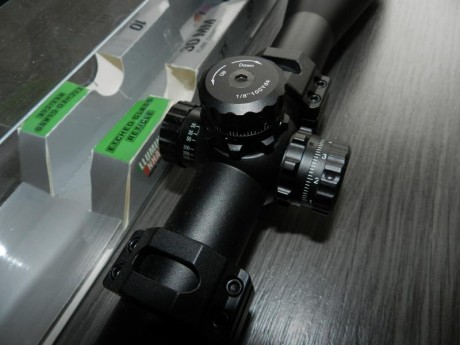 Excelente visor táctico/varmint con torretas de acción rápida, con anillos de bloqueo y ajustables a "0". 02