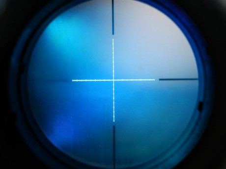 Excelente visor táctico/varmint con torretas de acción rápida, con anillos de bloqueo y ajustables a "0". 01