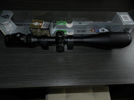 Excelente visor táctico/varmint con torretas de acción rápida, con anillos de bloqueo y ajustables a "0". 00