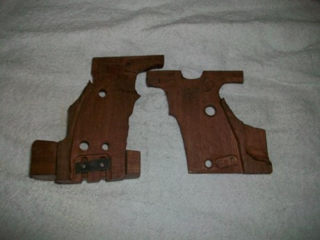 En Madrid, vendo cachas anatómicas para zurdo de la pistola Unique Des 69. 
Según me dijo la persona que 01