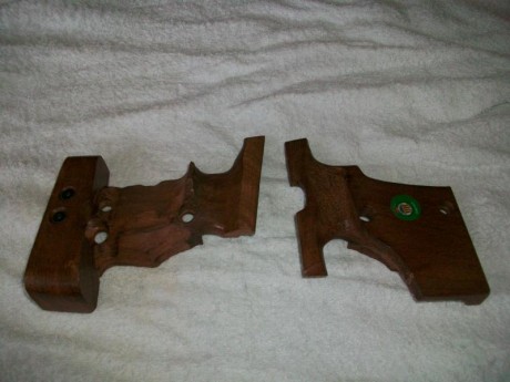 En Madrid, vendo cachas anatómicas para zurdo de la pistola Unique Des 69. 
Según me dijo la persona que 00