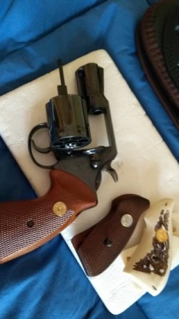 tal, vendo revólver colt lawman 357-38 está nuevo , muy poco uso.regalo dos juegos de cachas y funda Vega 00